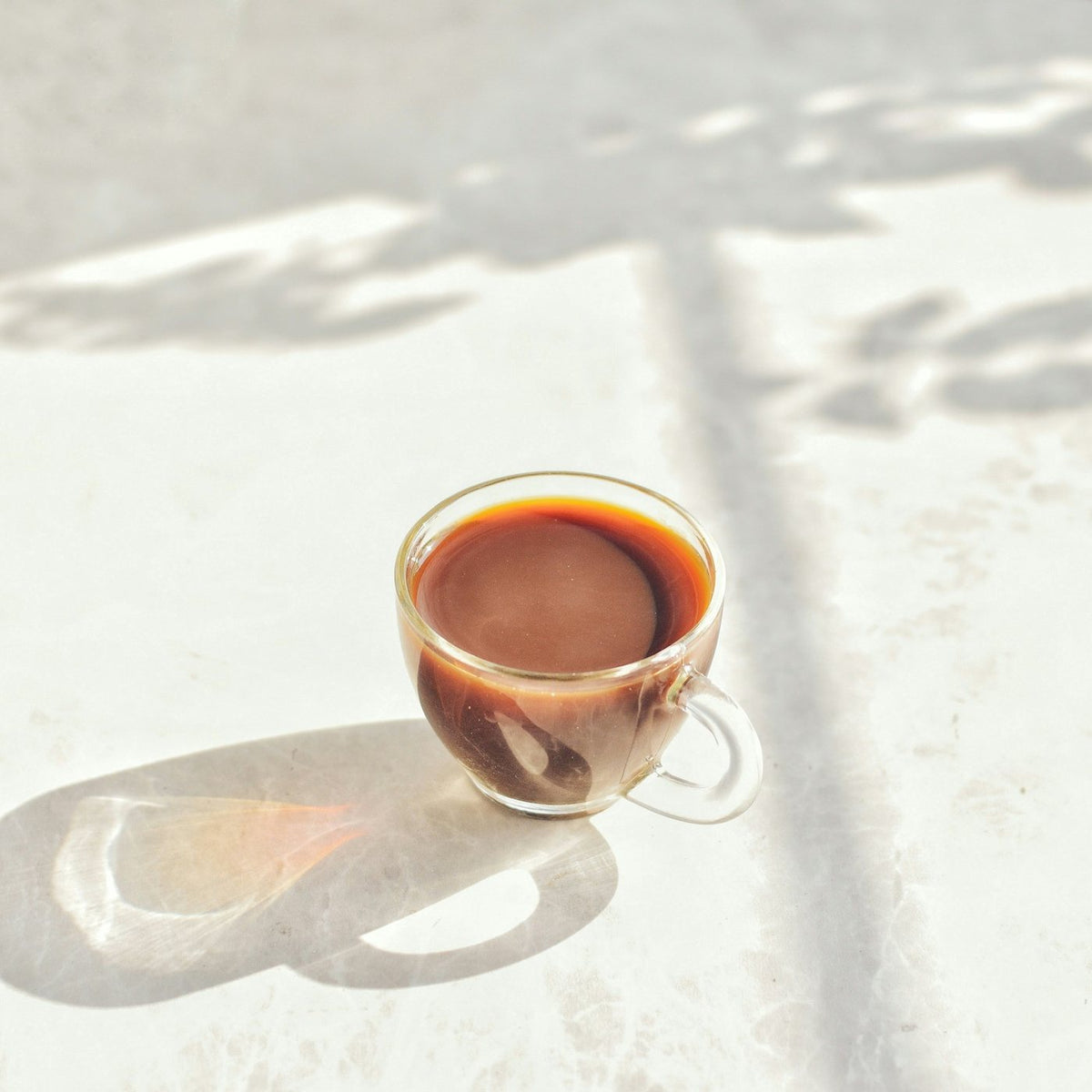 Taza de café sobre una mesa clara