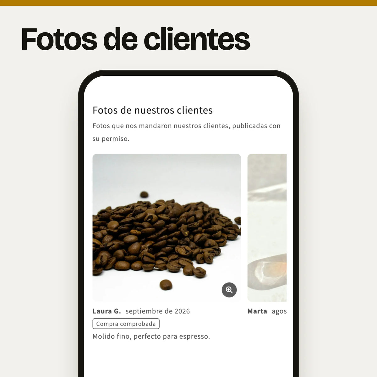 Sección «Fotos de clientes» en un móvil: captura real en el tema Dawn de la página de producto con una fila de fotos de clientes que se desliza, cada una con el nombre acortado y la fecha, «Compra comprobada» solo donde el comerciante la marca y la nota de que se publican con su permiso, con datos de ejemplo.